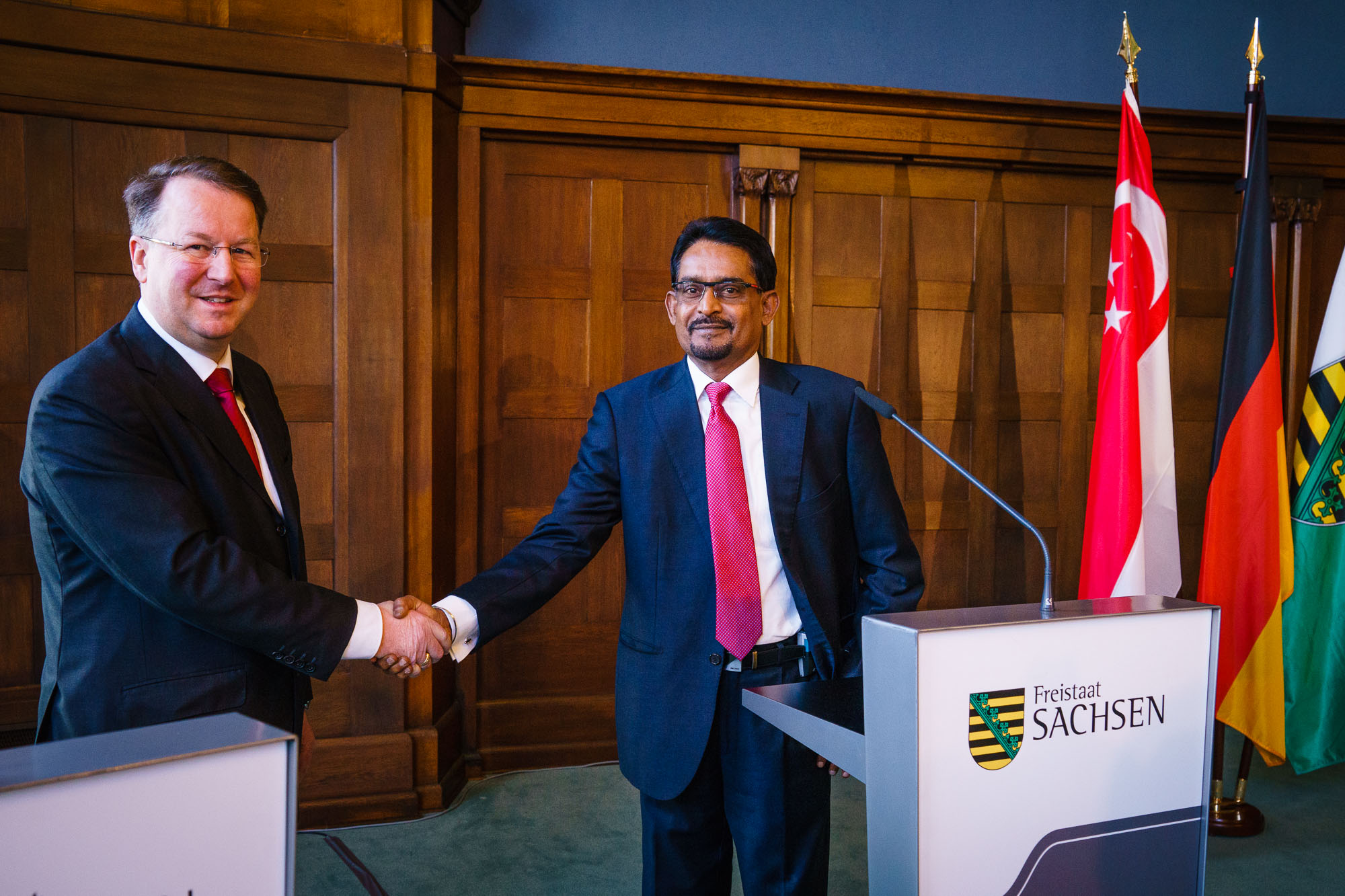 Unterzeichnung des Memorandum of Understanding (MoU) durch die Heliathek GmbH und vTrium Energy Pte Ltd im Beisein des Premierministers der Republik Singapur und des Ministerpräsidenten des Freistaates Sachsen am 02. Februar 2015 in der Sächsischen Staatskanzlei in Dresden.
Foto: André Wirsig für Heliatek