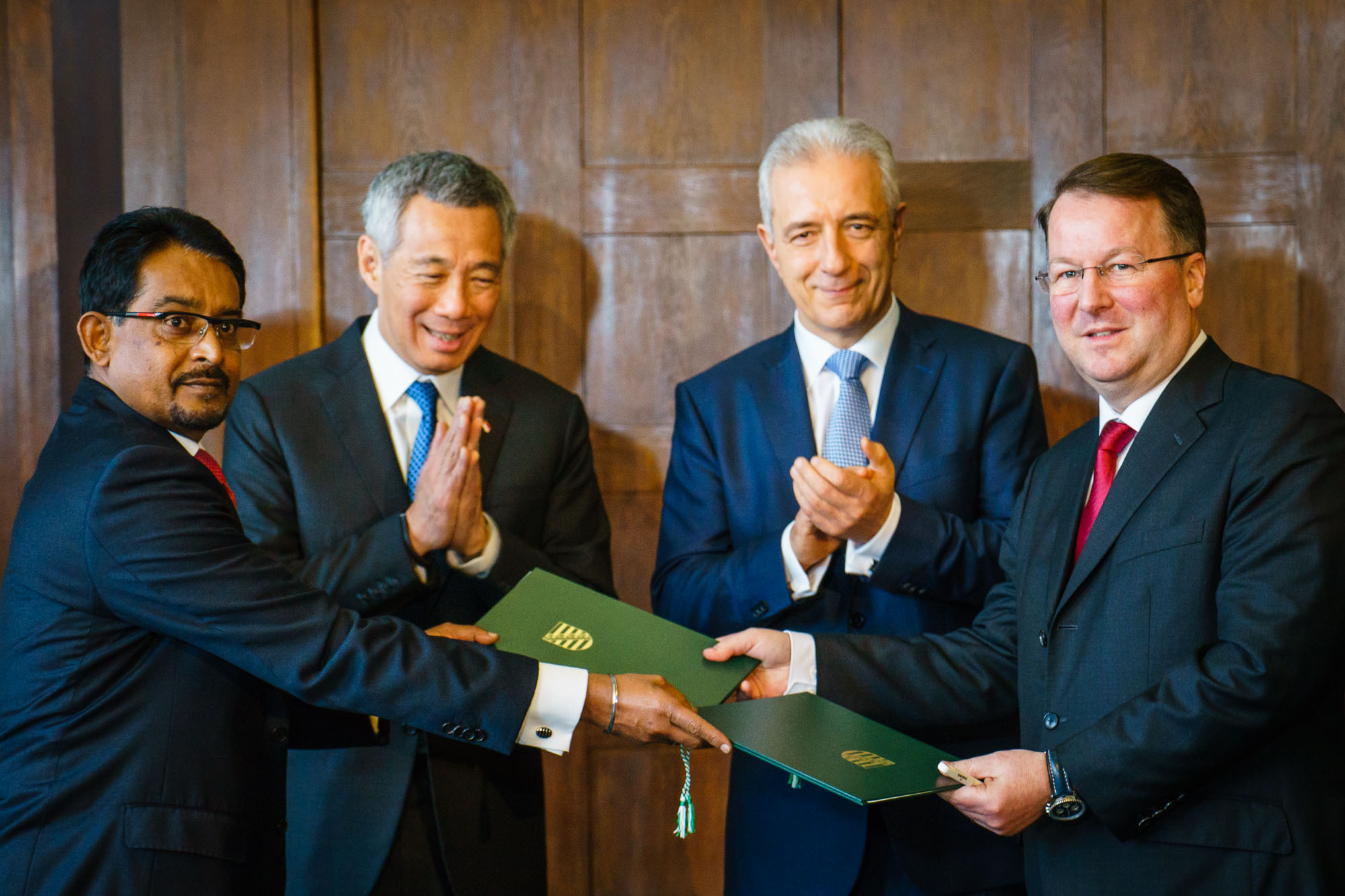 Unterzeichnung des Memorandum of Understanding (MoU) durch die Heliathek GmbH und vTrium Energy Pte Ltd im Beisein des Premierministers der Republik Singapur und des Ministerpräsidenten des Freistaates Sachsen am 02. Februar 2015 in der Sächsischen Staatskanzlei in Dresden.
Foto: André Wirsig für Heliatek