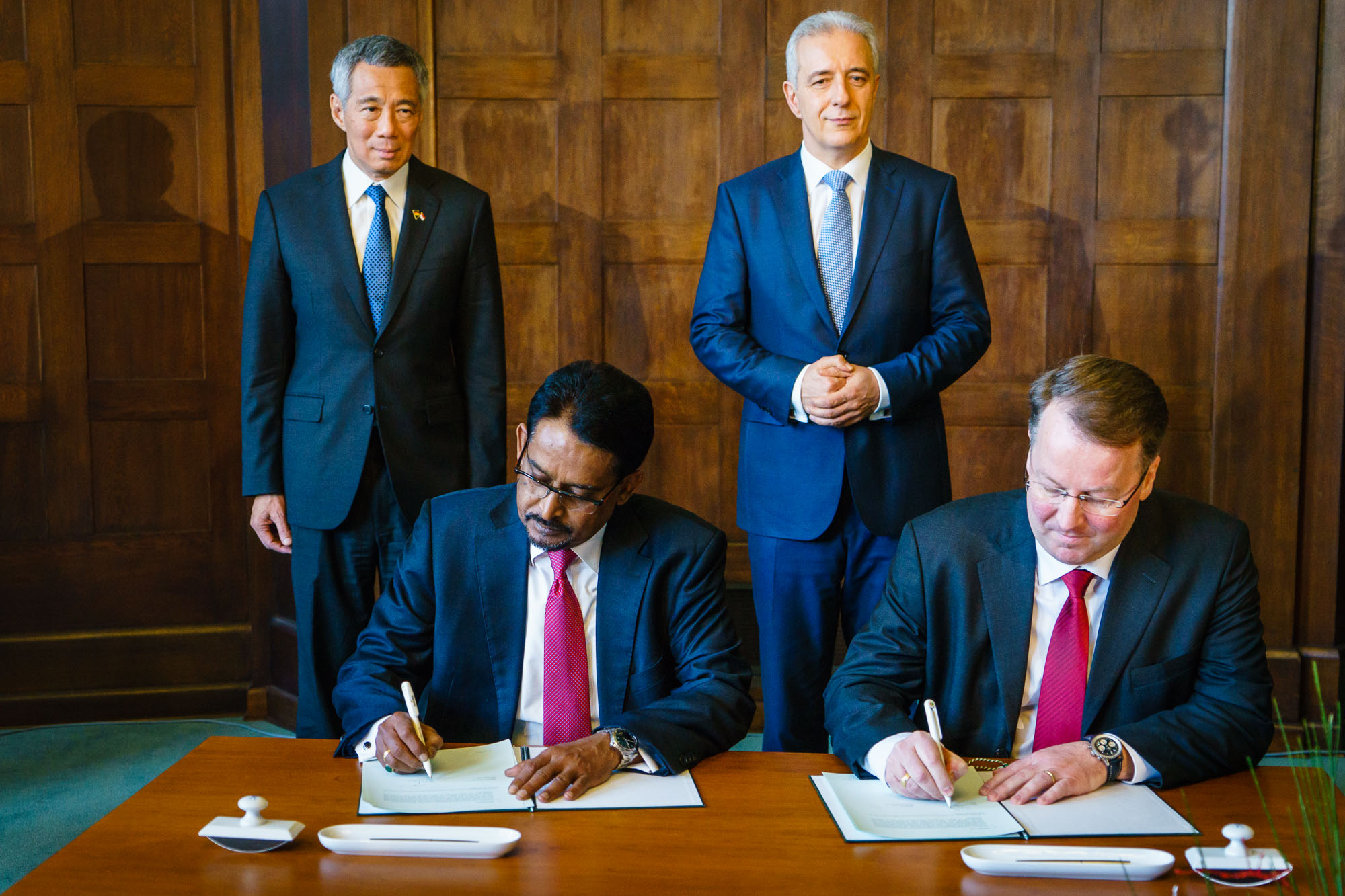 Unterzeichnung des Memorandum of Understanding (MoU) durch die Heliathek GmbH und vTrium Energy Pte Ltd im Beisein des Premierministers der Republik Singapur und des Ministerpräsidenten des Freistaates Sachsen am 02. Februar 2015 in der Sächsischen Staatskanzlei in Dresden.
Foto: André Wirsig für Heliatek